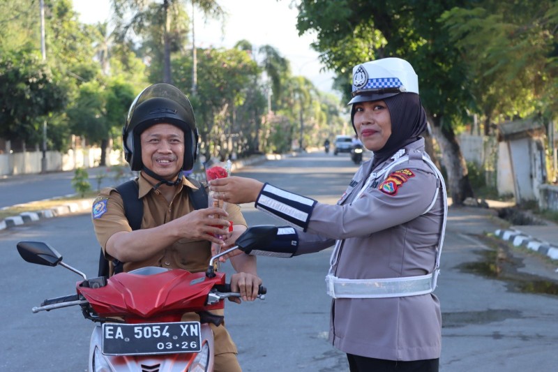 Foto Senyum Bahagia Pengendara Roda Dua ketika Menerima Bunga Mawar dari Polwan Polres Bima Kota ketika di Lampu Merah Eks Kantor Bupati Bima pada Senin (2/9/2024) (Sumber: Humas Polda NTB)